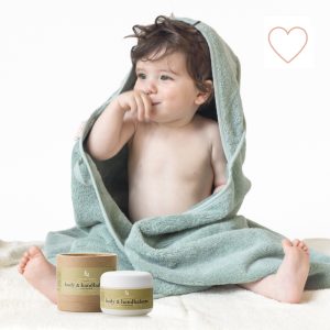 Cadeauset bio babyhanddoek zeegroen en body & handbalsem